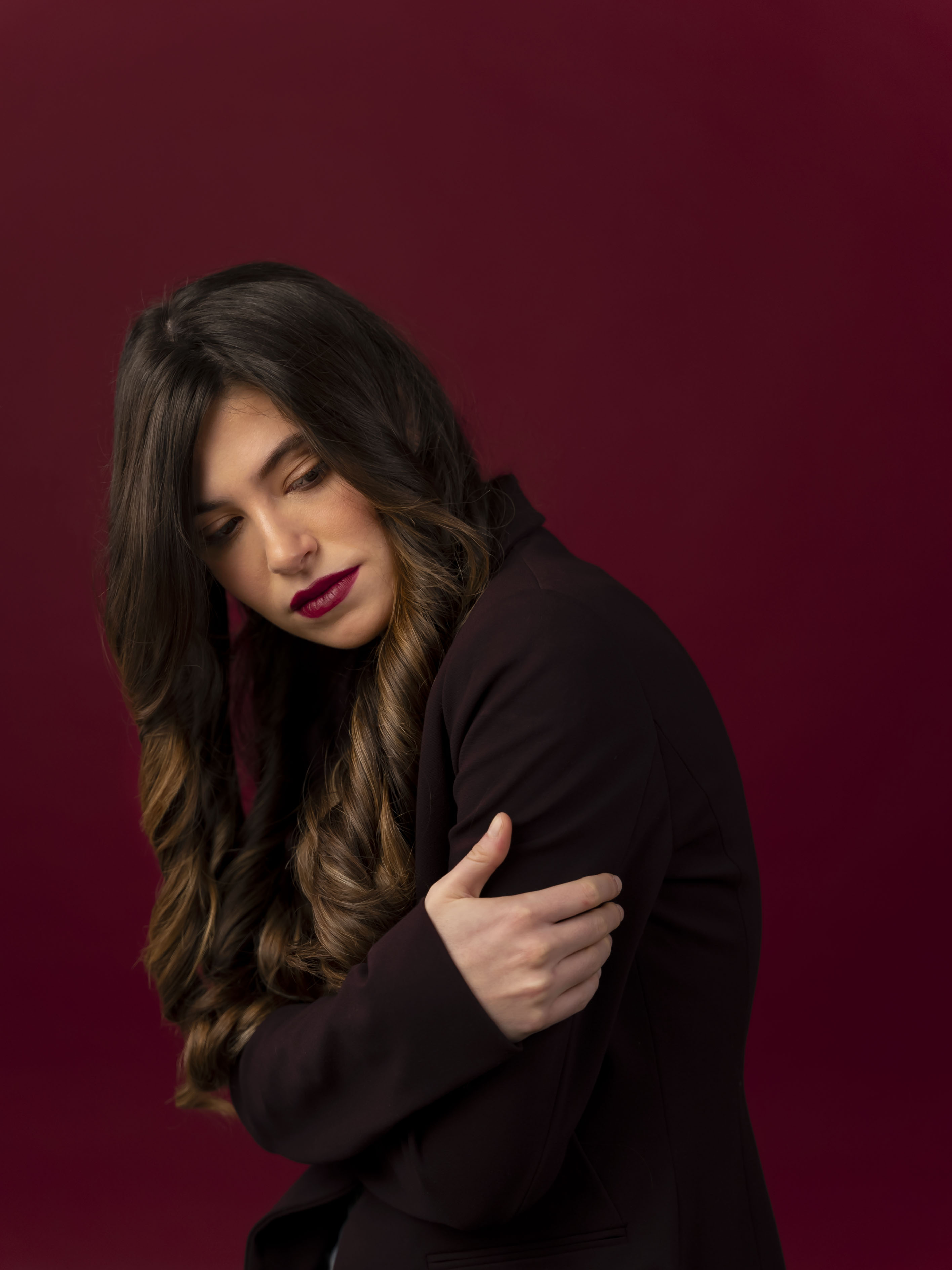 Model sa zaglađenom, sjajnom frizurom stiliziranom pomoću pegle Labor Pro Plum Long EVO – profesionalni rezultat bez oštećenja.