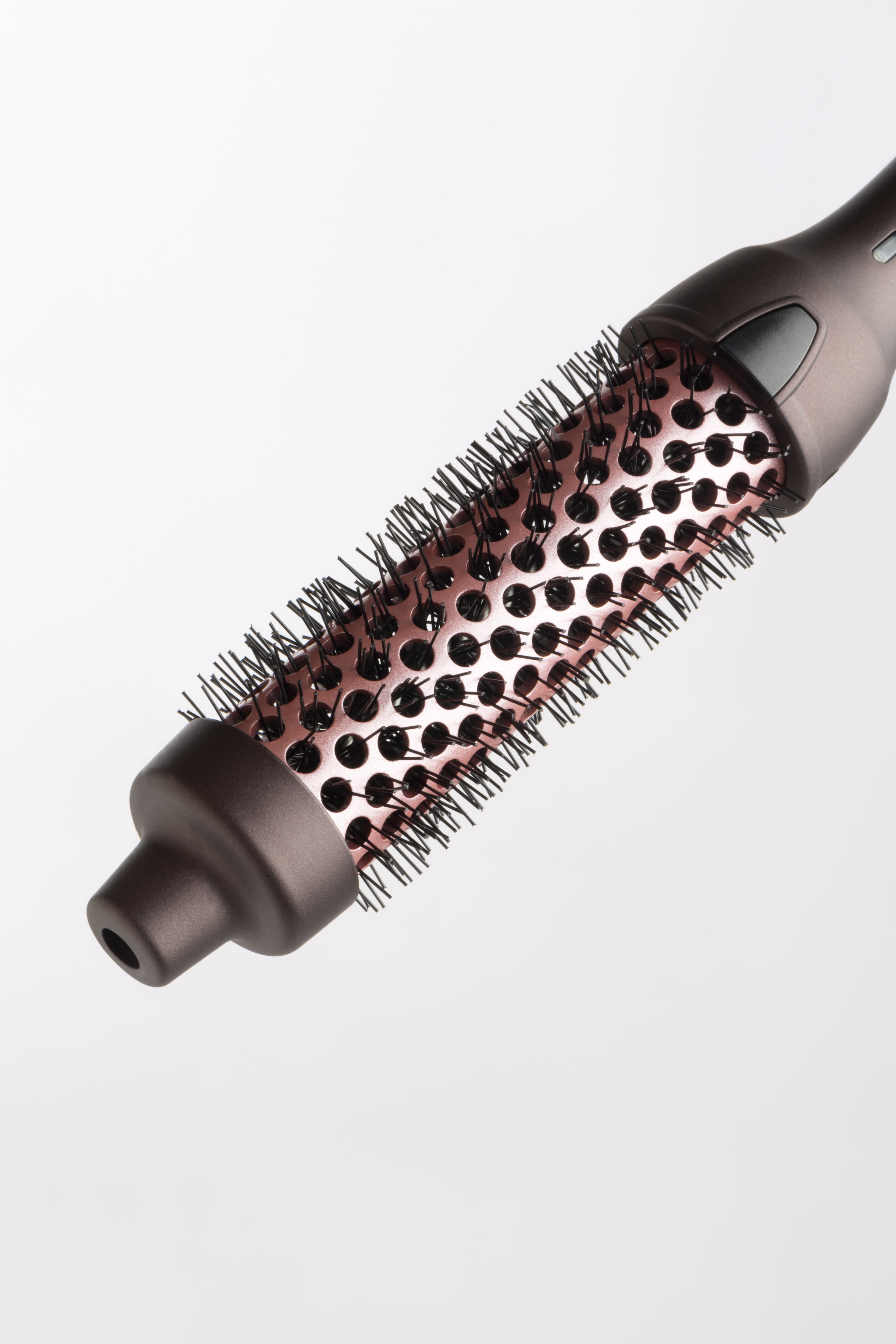 Detalj keramičke cijevi termalne četke Labor Pro Plum Easy koja zaglađuje kosu i dodaje sjaj.