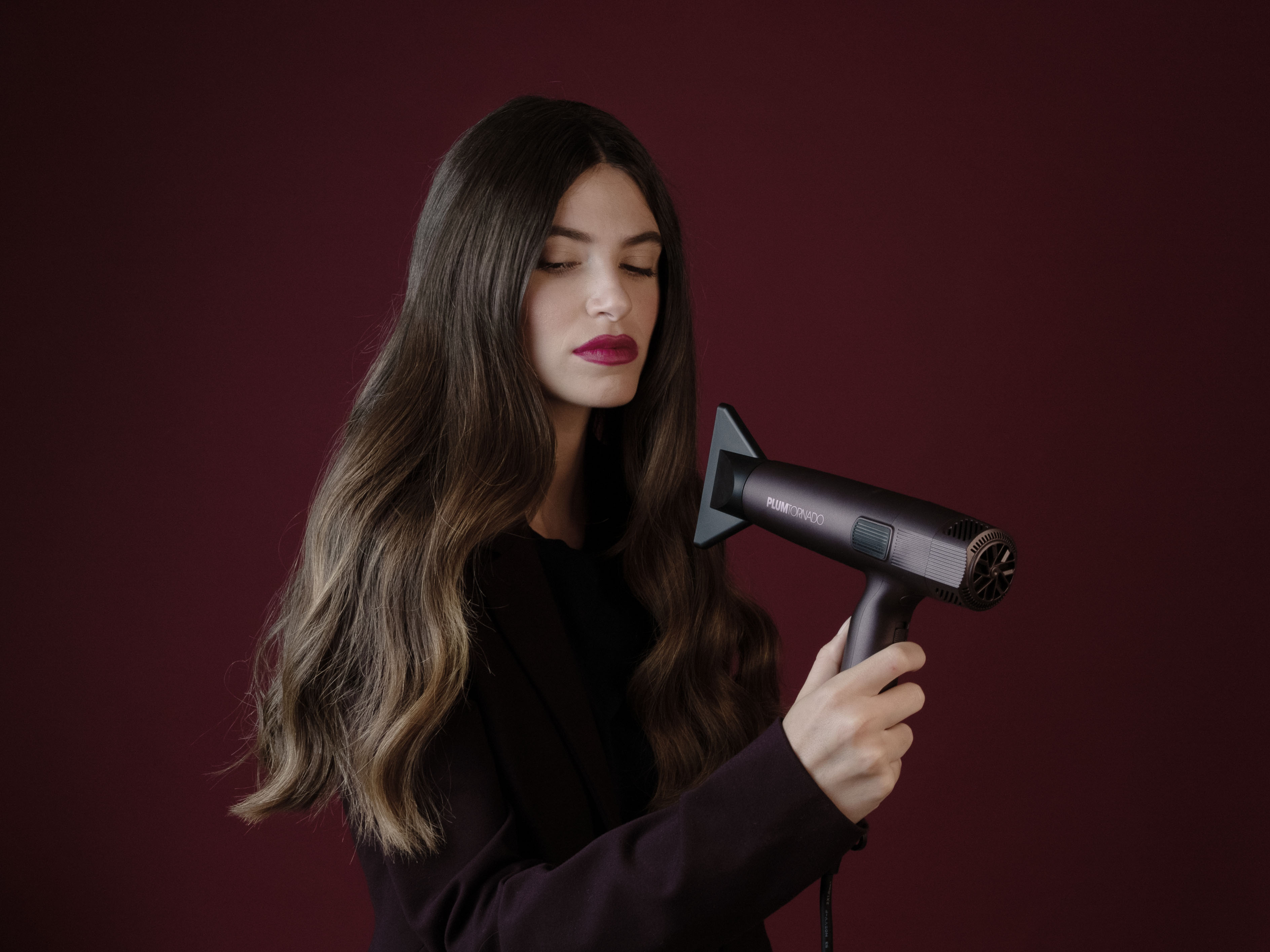 Fen Labor Pro Plum Tornado u ruci – lagan i snažan alat za profesionalne frizere i svakodnevno sušenje kose kod kuće.