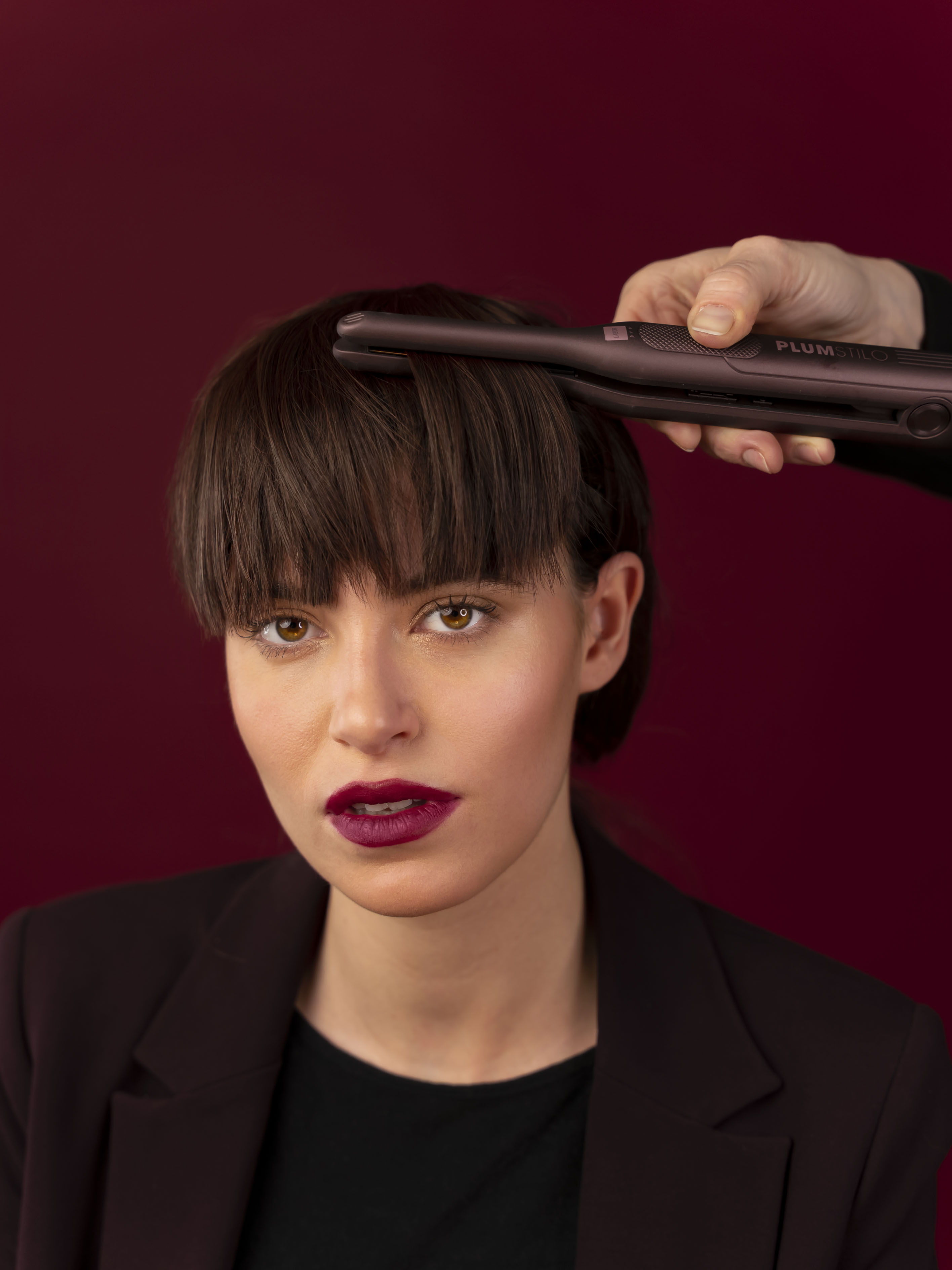 Kompaktna i precizna mini pegla Labor Pro Plum Stilo – savršena za šiške, vrhove i male uvojke. Brzo zagrijavanje i tourmaline glatkoća za svaki pramen.