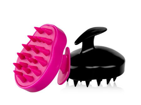 Masažna četka za vlasište u crnoj boji – silikonska četka za pranje i masažu kose. Masažna četka za vlasište u magenta boji – profesionalna silikonska četka za stimulaciju cirkulacije i njegu kose.