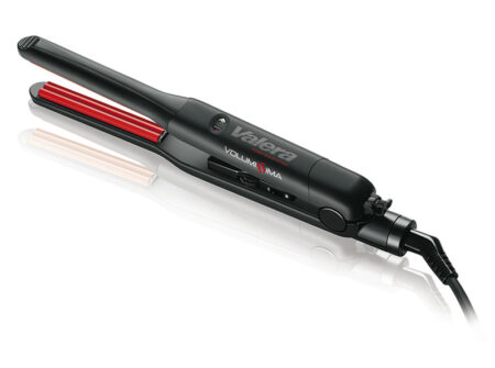 Pegla za volumen kose Valera Volumissima osmišljena je za sve koji žele maksimalan volumen kose, posebno u području korijena. Ovaj profesionalni štapni uređaj idealan je za tanku, ravnu i beživotnu kosu kojoj je potreban dodatni lift i tekstura. Zahvaljujući ekstra malim valovitim grijaćim pločama, Valera Volumissima precizno djeluje uz samo vlasište, podižući kosu bez vidljivih tragova i bez opterećenja. Volumen ostaje postojan tijekom cijelog dana, a kosa zadržava prirodan izgled. Napredni Ceramic Heat System osigurava ravnomjernu raspodjelu topline, brzo zagrijavanje i konstantnu radnu temperaturu, čime se smanjuje rizik od oštećenja kose. Pegla doseže temperaturu do 230 °C, uz elektroničku finu regulaciju, što je čini pogodnom za različite tipove kose. Dugi okretni kabel od 3 metra omogućuje potpunu slobodu pokreta, što Valera Volumissima čini savršenim izborom za profesionalnu upotrebu u salonima, ali i za kućno stiliziranje. Glavne prednosti: profesionalni volumen kose od korijena ekstra malene valovite grijaće ploče Ceramic Heat System za ravnomjerno zagrijavanje brzo zagrijavanje i konstantna temperatura maksimalna temperatura do 230 °C elektronička regulacija temperature okretni kabel duljine 3 m idealna za tanku, ravnu i beživotnu kosu Ako tražite peglu za volumen kose koja pruža dugotrajan rezultat bez kompromisa, Valera Volumissima je pouzdan alat koji će zadovoljiti i profesionalce i zahtjevne korisnike.