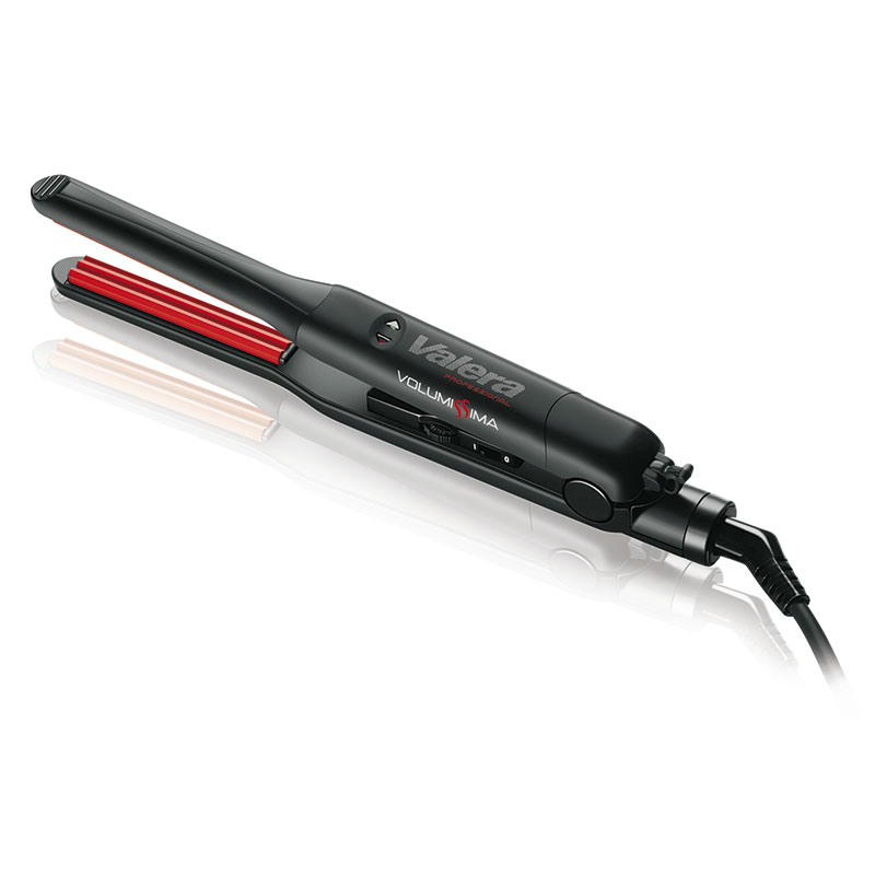 Pegla za volumen kose Valera Volumissima osmišljena je za sve koji žele maksimalan volumen kose, posebno u području korijena. Ovaj profesionalni štapni uređaj idealan je za tanku, ravnu i beživotnu kosu kojoj je potreban dodatni lift i tekstura. Zahvaljujući ekstra malim valovitim grijaćim pločama, Valera Volumissima precizno djeluje uz samo vlasište, podižući kosu bez vidljivih tragova i bez opterećenja. Volumen ostaje postojan tijekom cijelog dana, a kosa zadržava prirodan izgled. Napredni Ceramic Heat System osigurava ravnomjernu raspodjelu topline, brzo zagrijavanje i konstantnu radnu temperaturu, čime se smanjuje rizik od oštećenja kose. Pegla doseže temperaturu do 230 °C, uz elektroničku finu regulaciju, što je čini pogodnom za različite tipove kose. Dugi okretni kabel od 3 metra omogućuje potpunu slobodu pokreta, što Valera Volumissima čini savršenim izborom za profesionalnu upotrebu u salonima, ali i za kućno stiliziranje. Glavne prednosti: profesionalni volumen kose od korijena ekstra malene valovite grijaće ploče Ceramic Heat System za ravnomjerno zagrijavanje brzo zagrijavanje i konstantna temperatura maksimalna temperatura do 230 °C elektronička regulacija temperature okretni kabel duljine 3 m idealna za tanku, ravnu i beživotnu kosu Ako tražite peglu za volumen kose koja pruža dugotrajan rezultat bez kompromisa, Valera Volumissima je pouzdan alat koji će zadovoljiti i profesionalce i zahtjevne korisnike.