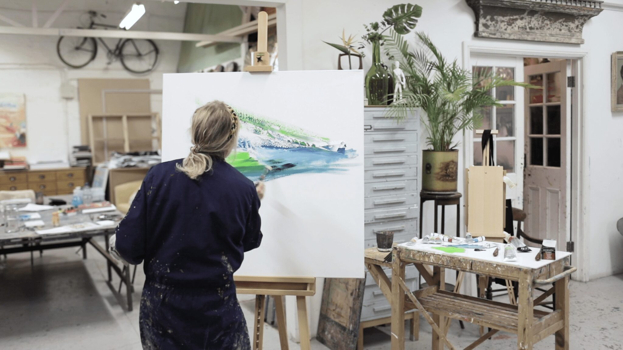 Umjetnik slika na profesionalnom slikarskom platnu Daler Rowney Artists' u umjetničkom ateljeu.