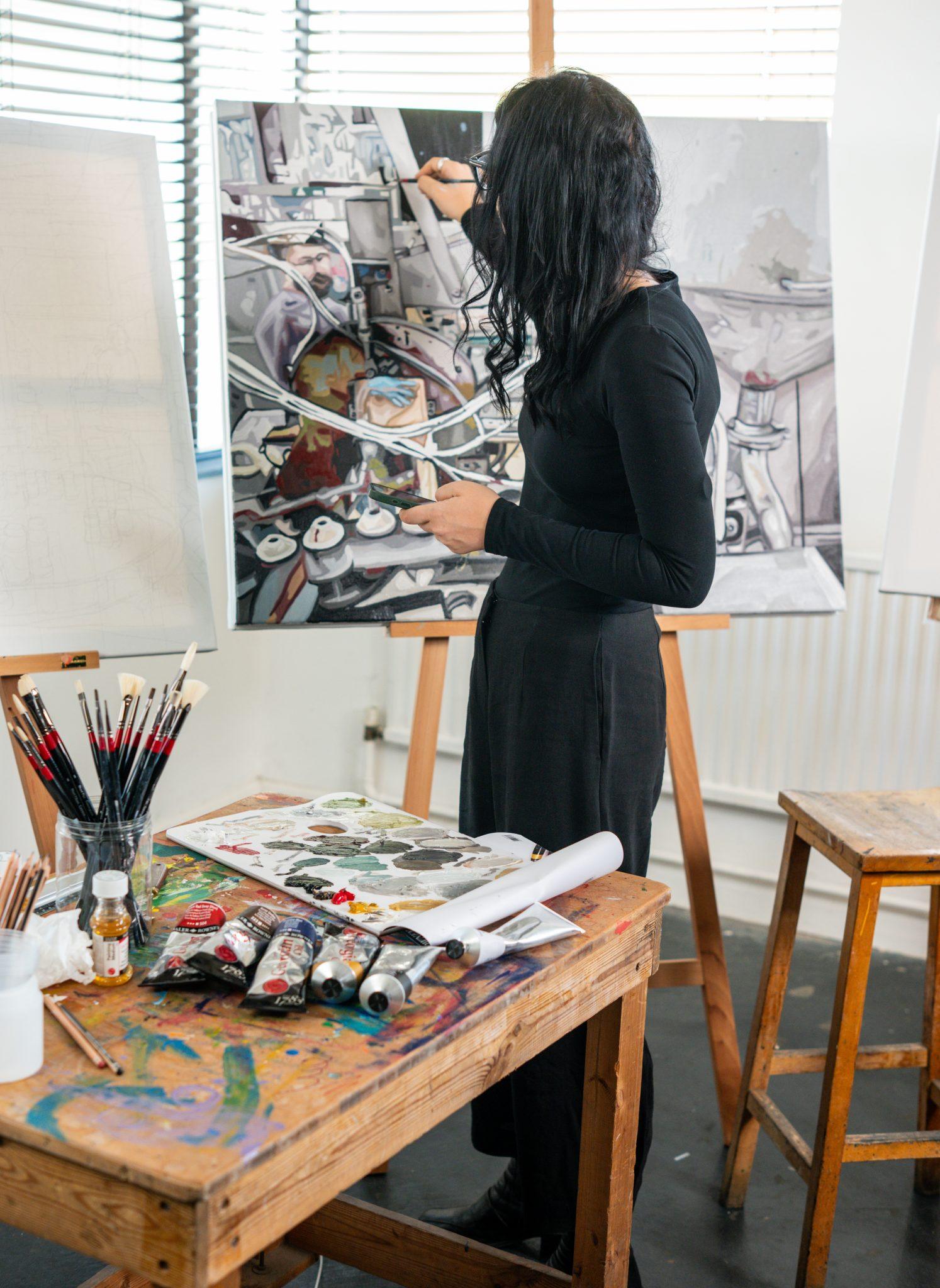 Slikanje na Daler Rowney Artists' platnu na drvenom štafelaju uz profesionalni slikarski pribor.
