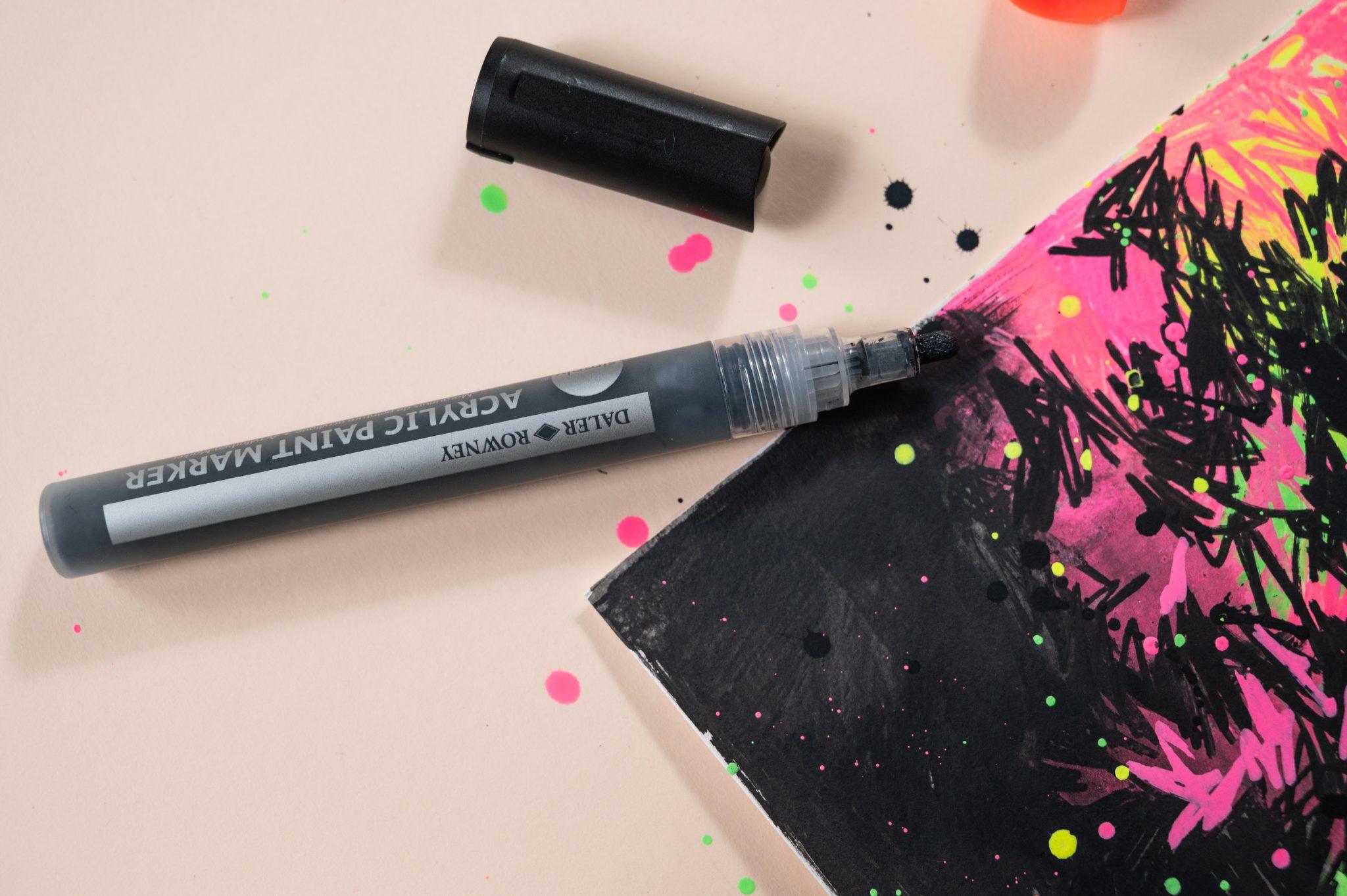 Crni Daler-Rowney Simply akrilni marker u uporabi na ilustraciji