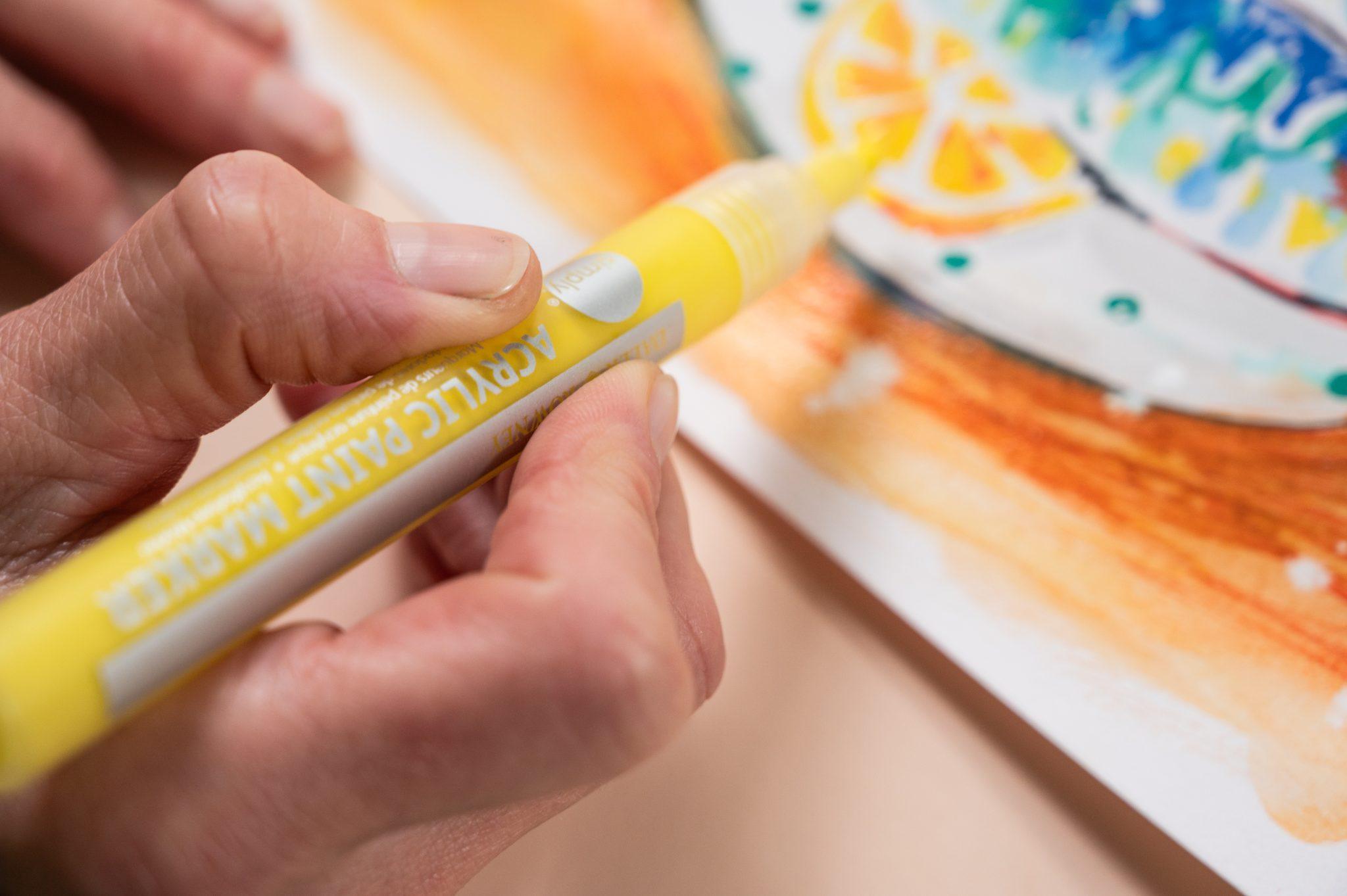 Žuti Daler-Rowney Simply akrilni marker u uporabi na ilustraciji