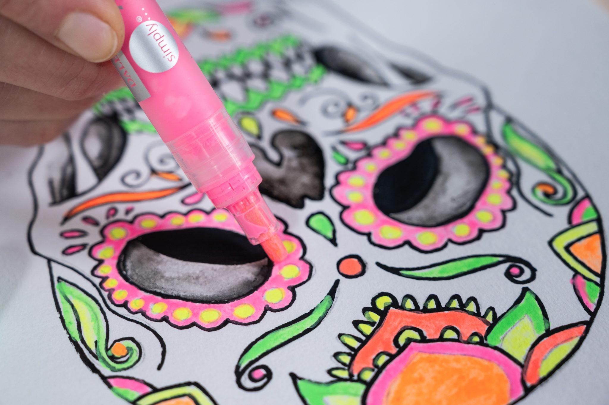 Ružičasti fluorescentni akrilni marker Daler-Rowney Simply u uporabi na ilustraciji