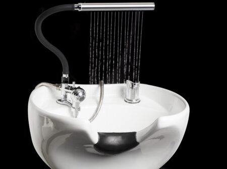 Head Spa tuš Labor Pro Wellness s nizom mlazova vode iznad bijelog frizerskog glavopera