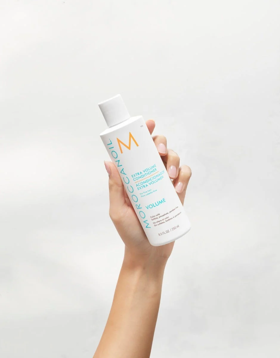 Moroccanoil Extra Volume Conditioner 250 ml u ruci na svijetloj podlozi