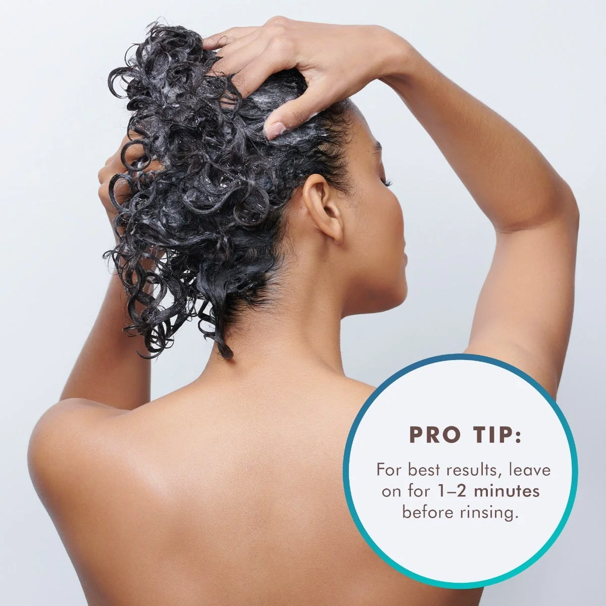 Nanošenje Moroccanoil Extra Volume regeneratora na kosu, preporučeno djelovanje 1–2 minute