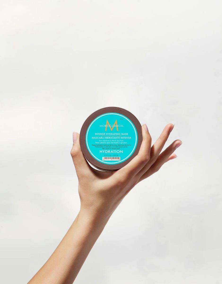mask-250-ml-u-ruci.jpg Moroccanoil Intense Hydrating Mask 250 ml u ruci na svijetloj podlozi