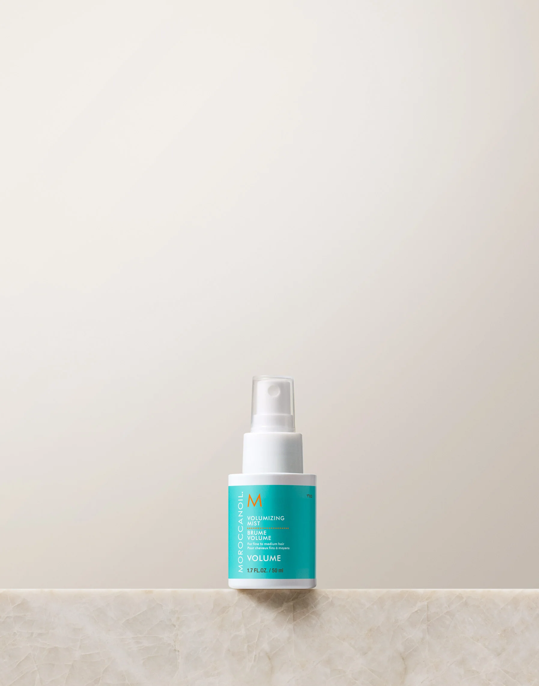 Moroccanoil Volumizing Mist 50 ml bočica na kamenoj podlozi