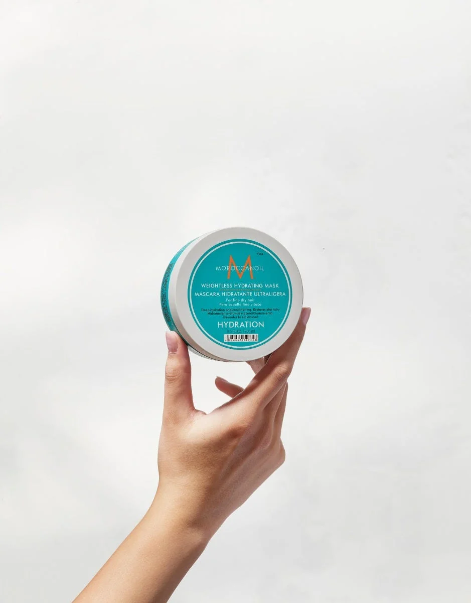 Moroccanoil Weightless Hydrating Mask 250 ml u ruci na svijetloj podlozi